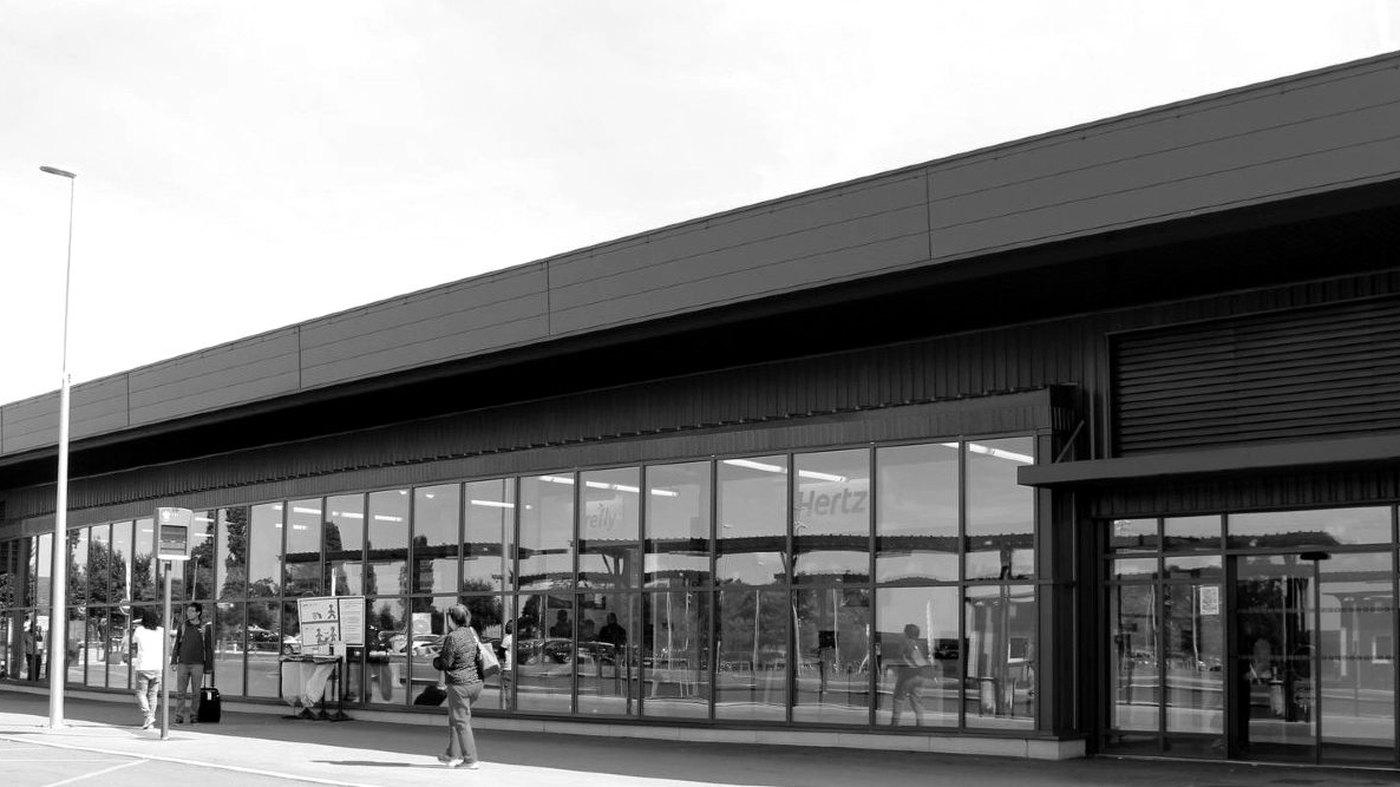 Façade vitrée de l’aérogare de l’aéroport de Paris-Beauvais, point d’arrivée de la navette depuis Paris