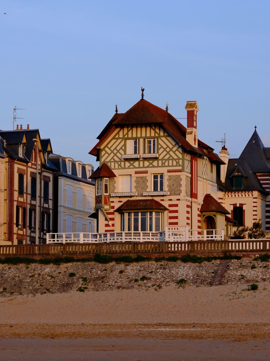 Villa normande à colombages en bord de plage, sur le front de mer de Deauville