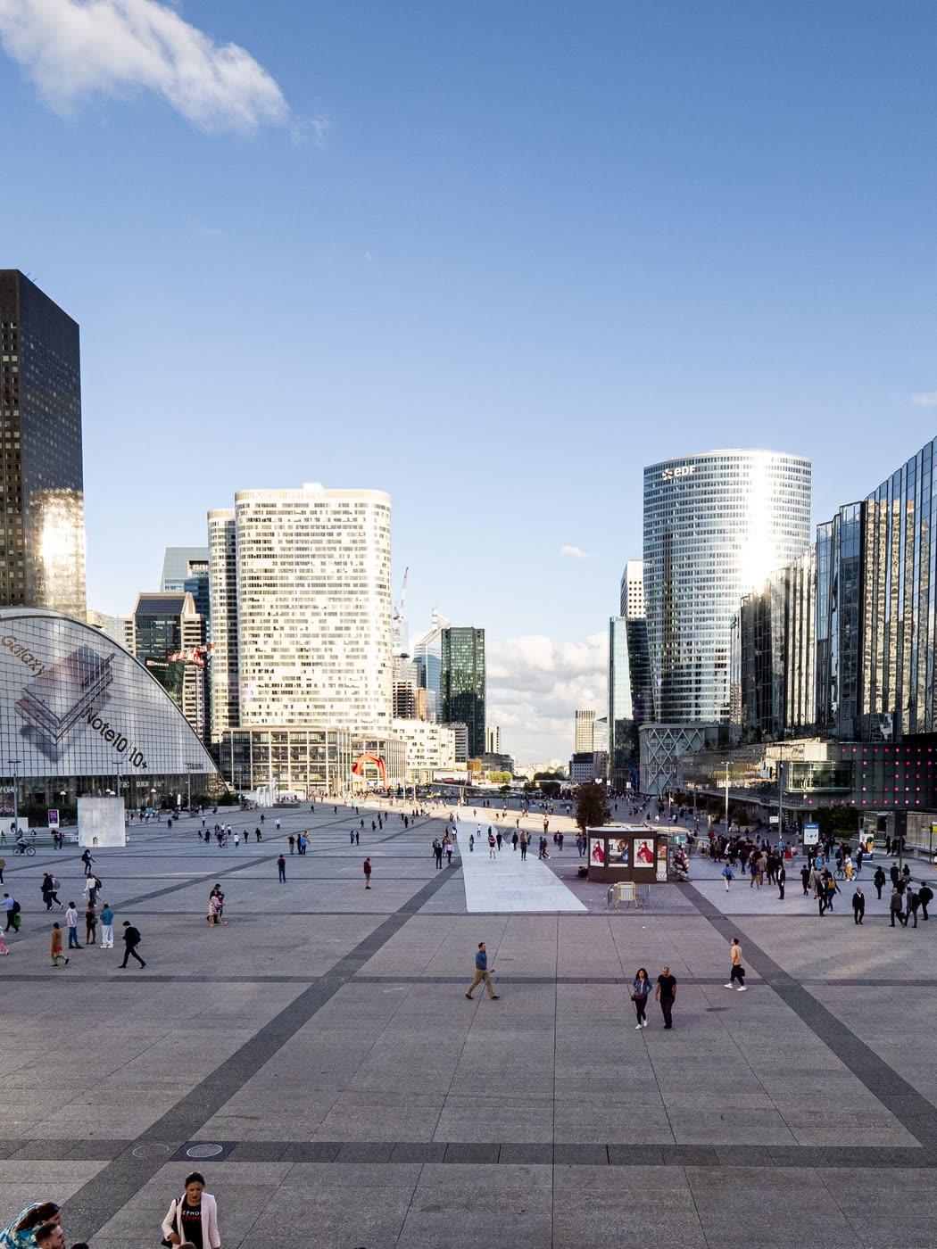 Le parvis de La Défense et ses tours de bureaux sous un ciel dégagé