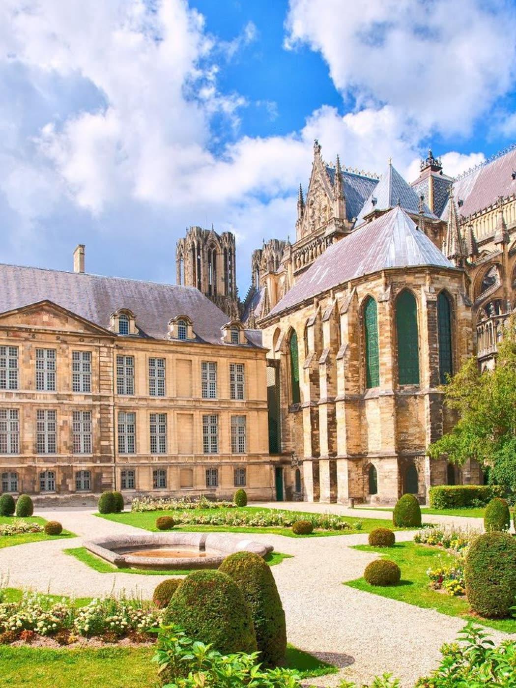 Le chevet de la cathédrale de Reims vu depuis les jardins du palais du Tau