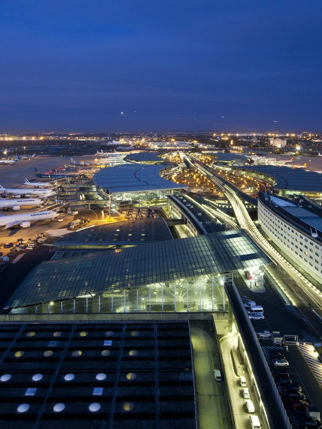 Vue aérienne des terminaux et des pistes de l’aéroport de Roissy-Charles de Gaulle à la tombée du jour