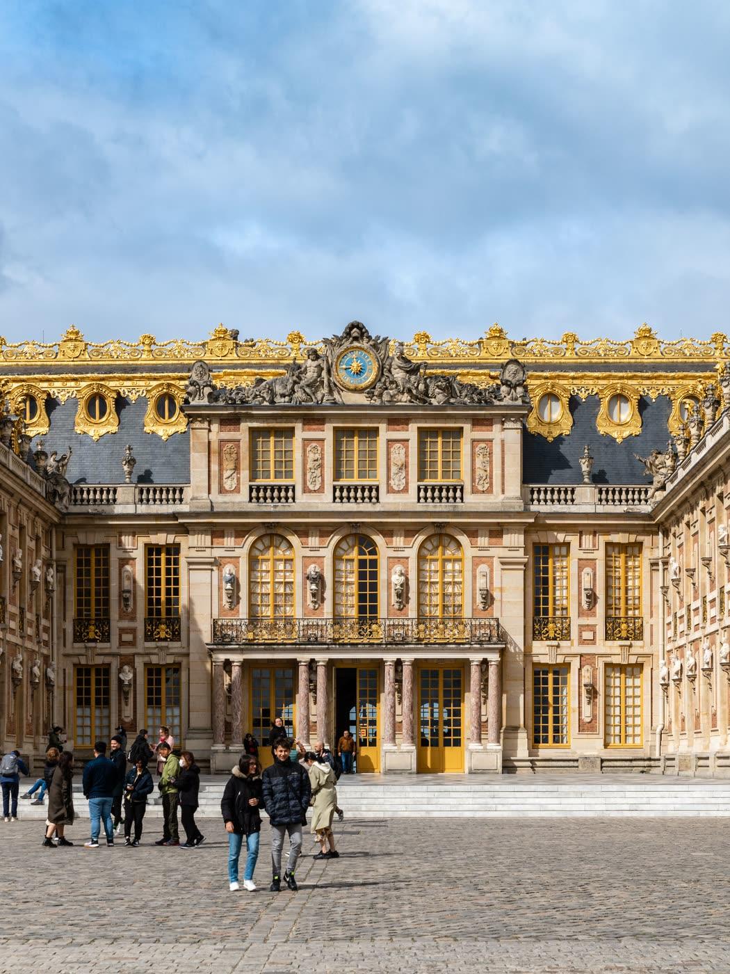 La façade dorée du château de Versailles depuis la cour d’honneur