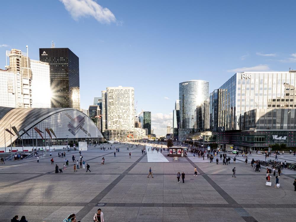 Le parvis de La Défense et ses tours de bureaux en fin de journée