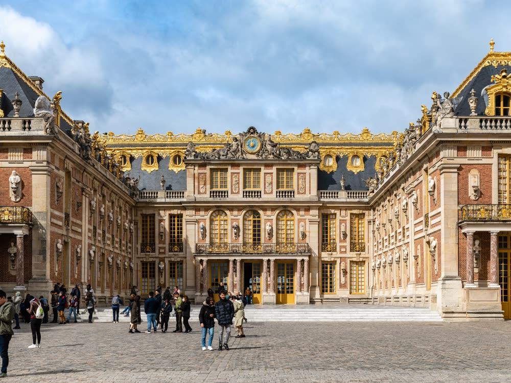 La façade dorée du château de Versailles depuis la cour d’honneur
